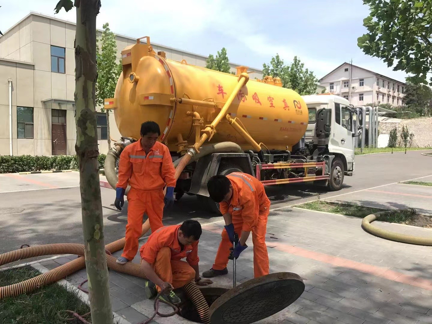 南宁管道疏通车停在窨井附近