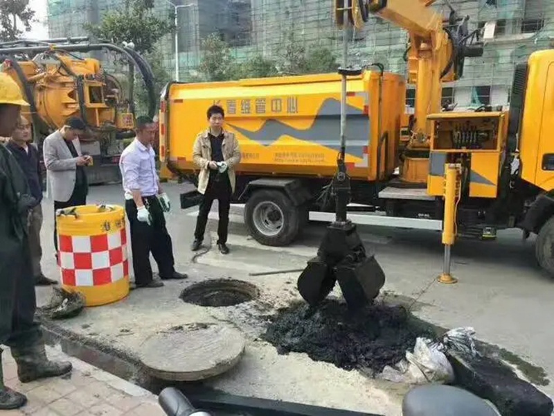 南宁街道：网格员化身“清道夫”，为民解忧疏通“堵心”化粪池