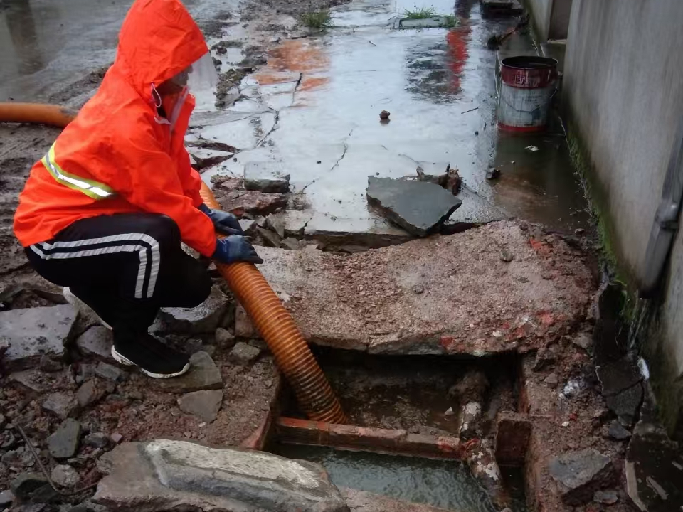 南宁专业清理污水池 炜誉市政以规范流程守护城市 “肠道”