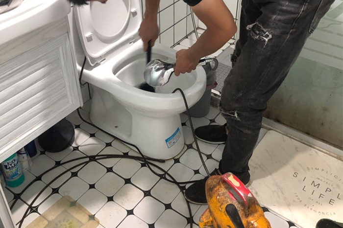 南宁马桶堵塞自己疏通还是找师傅?专业上门服务让你省时更省心